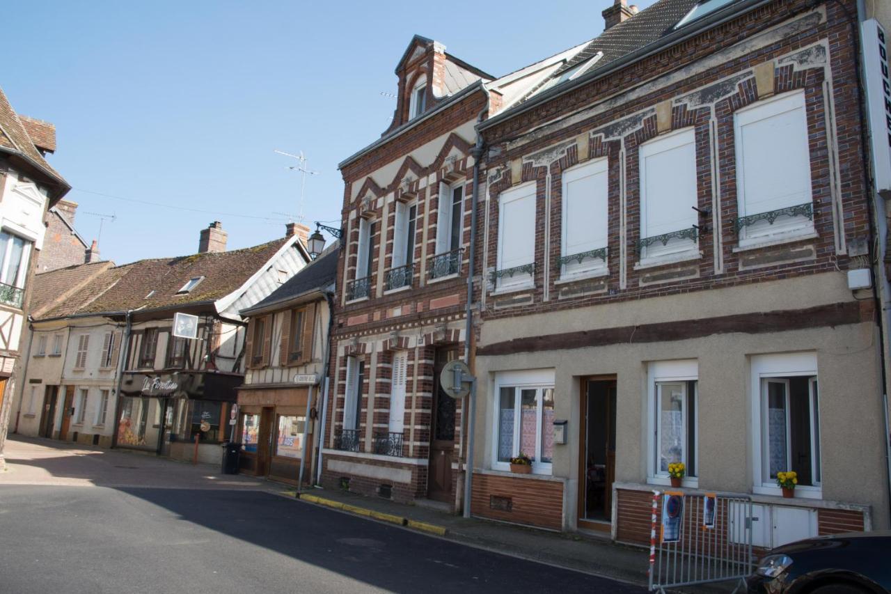 Damville Centre Екстериор снимка